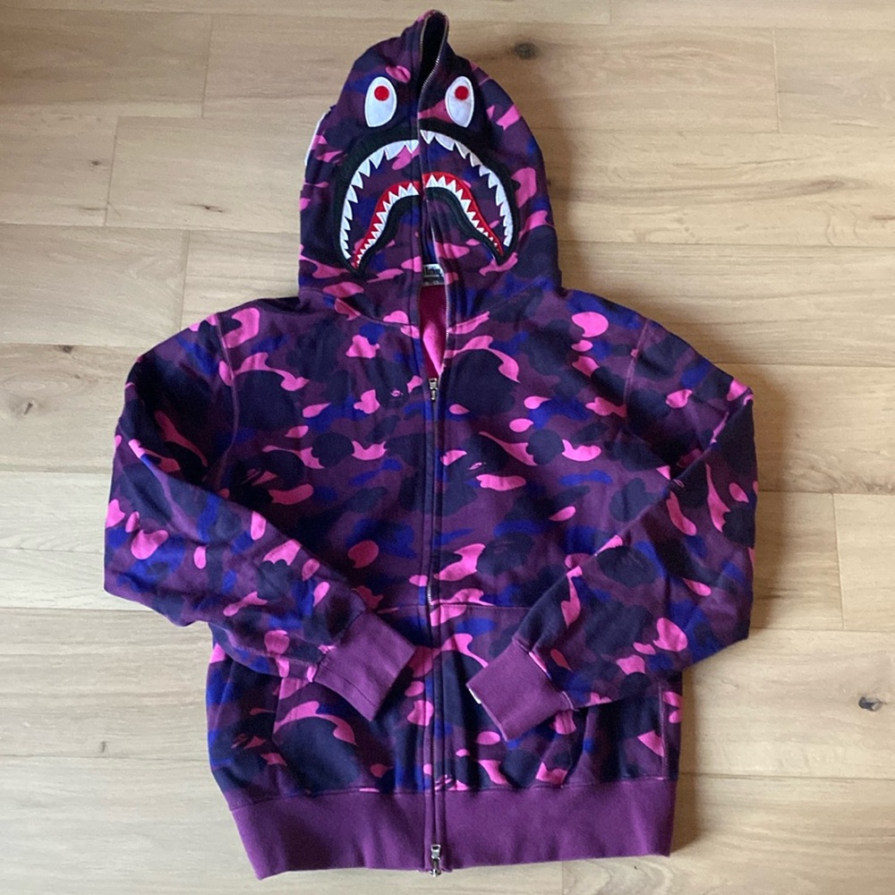 BAPE purple camo shark hoodie Men’s Medium Mint condition, Barely worn $ 250 CDN